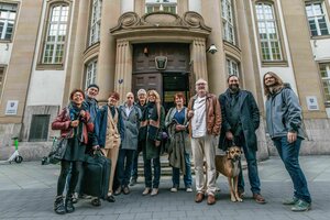 Eine Gruppe von Menschen steht vor dem Gebäude des Landesgerichts Frankfurt am Main