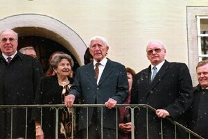 Der Schriftsteller Ernst Jünger steht an seinem 100. Geburtstag gemeinsam mit Bundeskanzler Helmut Kohl, seiner Ehefrau Liselotte Jünger, Bundespräsident Roman Herzog und dem baden-württembergischen Ministerpräsidenten Erwin Teufel vor seinem Haus in Wilf