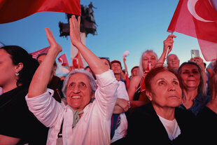 Demonstrant*innen in Izmir fordern die Freilassung von Ekrem İmamoğlu