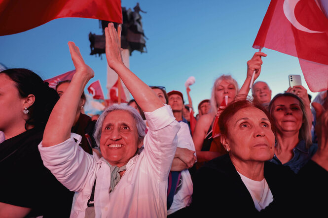 Demonstrant*innen in Izmir fordern die Freilassung von Ekrem İmamoğlu