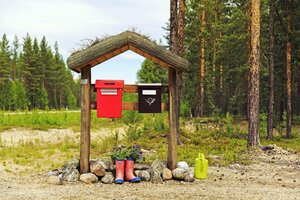 Ein Holzgerüst mit zwei Briefkästen in der finnischen Einöde