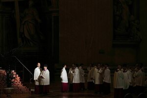 Priester warten im Petersdom auf die Ankunft des Leichnams von Papst Franziskus
