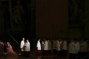 Priester warten im Petersdom auf die Ankunft des Leichnams von Papst Franziskus
