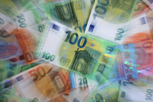 Verschiedene Euro-Banknoten liegen auf einem Tisch (Zoomeffekt)