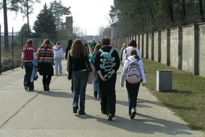 Jugendliche zu Besuch im ehemaligen Konzentrationslager Sachsenhausen
