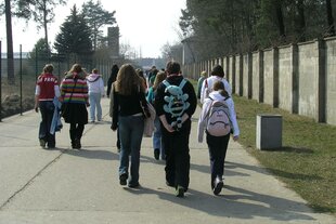 Jugendliche zu Besuch im ehemaligen Konzentrationslager Sachsenhausen