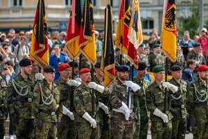 Bundeswehrsoldaten kommen mit den Truppenfahnen zum Aufstellungsappell der Panzerbrigade 45 in die litauische Hauptstadt