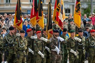 Bundeswehrsoldaten kommen mit den Truppenfahnen zum Aufstellungsappell der Panzerbrigade 45 in die litauische Hauptstadt