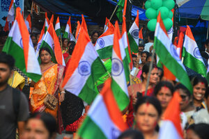 Demonstration von Frauen mit Indischen Fahnen in Siliguri, West Bengal