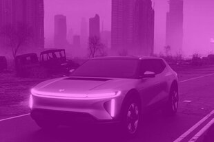 Ein futuristisches Elektroauto fährt auf einer Straße in einer postapokalyptischen Stadtlandschaft. Im Hintergrund sind zerstörte und ausgebrannte Fahrzeuge sowie hohe, verfallene Hochhäuser zu sehen. Die gesamte Szene ist in einen violetten Farbfilter getaucht, was die Markenfarbe des Dissens-Podcast ist.