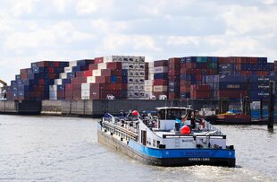 Frachtschiff vor Containern
