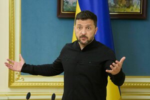 Präsident Selensky vor ukrainischer Fahne
