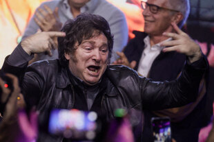 Javier Milei gestikuliert