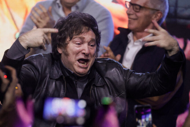 Javier Milei gestikuliert