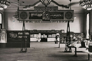 Ansicht der Ausstellung im früheren Festsaal der Wehrmacht in Bergen Belsen