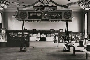 Ansicht der Ausstellung im früheren Festsaal der Wehrmacht in Bergen Belsen