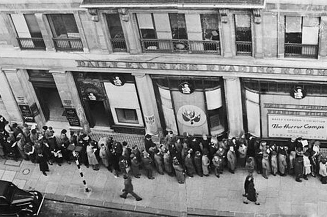 Menschenschlange 1945 vor der Ausstellung in London