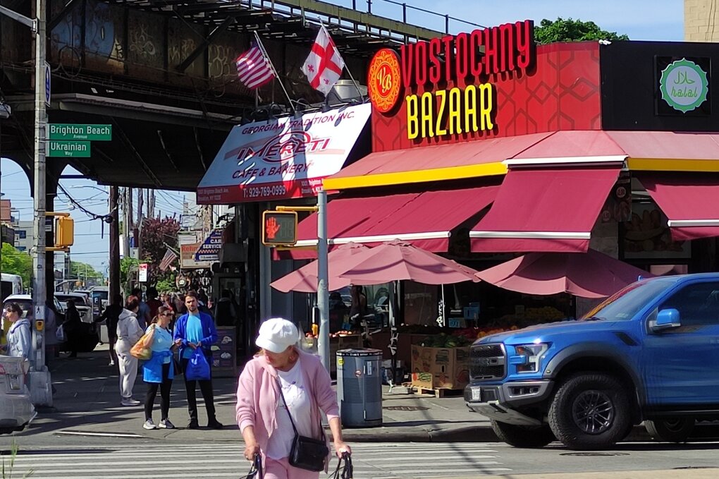 Eine Straßenkreuzung in Brighton Beach
