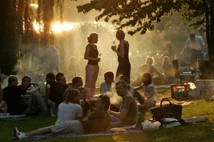 Grillende am Alsterufer in Hamburg