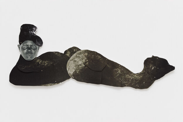 Ein abstraktes Kunstwerk zeigt eine liegende Figur mit einem fotografischen Gesicht und einem Körper aus schwarz-grau gemusterten, collageartigen Materialien, die an Felsen oder Haut erinnern. Die Figur ist auf einem weißen Hintergrund platziert und wirkt