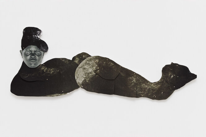 Ein abstraktes Kunstwerk zeigt eine liegende Figur mit einem fotografischen Gesicht und einem Körper aus schwarz-grau gemusterten, collageartigen Materialien, die an Felsen oder Haut erinnern. Die Figur ist auf einem weißen Hintergrund platziert und wirkt flach, fast wie ein Scherenschnitt.