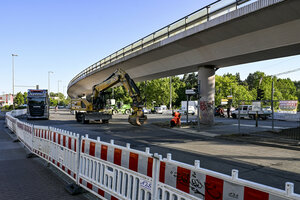Die Brücke an der Wuhlheide im Ortsteil Oberschöneweide ist bis auf weiteres gesperrt. Wegen Schäden im Tragwerk ist auch der Verkehr einschließlich der Straßenbahnverbindungen unter der Brücke auf der Edisonstraße/Treskowallee untersagt
