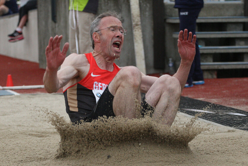 Wolfgang Knabe wie er nach dem Sprung in der Sandgrube landet
