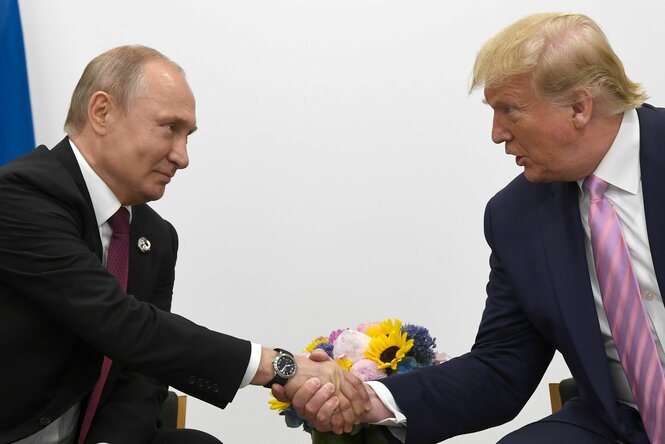 Putin und Trump geben sich die Hand