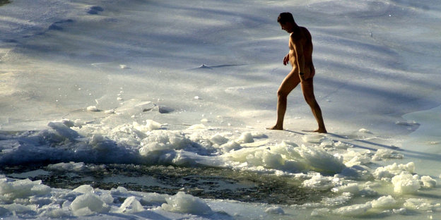 Ein nackter Mann auf dem Eis