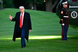 Trump grüßt auf einem Rasen