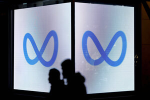 Das Logo des Internetkonzerns Meta u.a. Facebook, Instagram, Whatsapp zu sehen auf einem Bildschirm in einem Elektromarkt