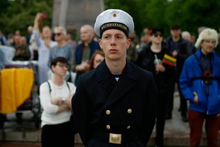Ein deutscher Soldat steht stramm in Litauen