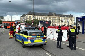 Mehrere Polizisten und Feuerwehrleute vor dem Hamburger Hauptbahnhof