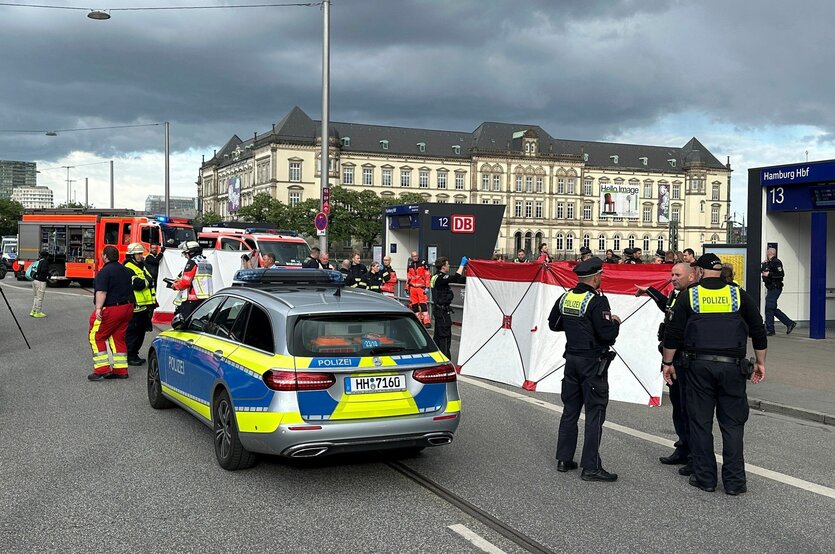 Mehrere Polizisten und Feuerwehrleute vor dem Hamburger Hauptbahnhof