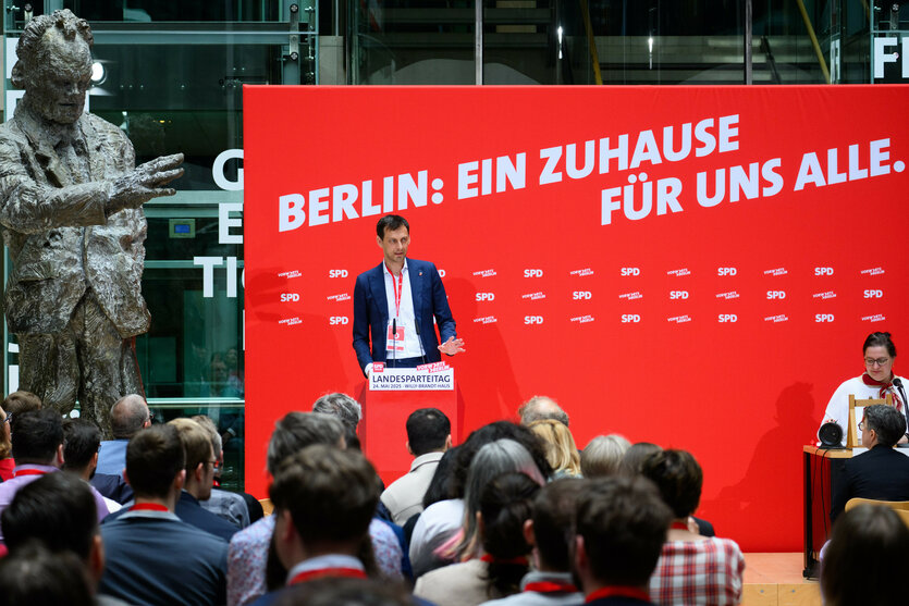 Martin Hikel, Landesvorsitzender der Berliner SPD, spricht beim Landesparteitag der Berliner SPD im Willy-Brandt-Haus. Der Landesparteitag ist das höchste Beschlussorgan des SPD-Landesverbandes, er tritt in der Regel zweimal im Jahr zusammen.