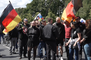 Gruppe von Menschen mit Deutschlandfahne