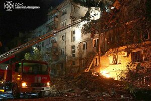 Feuerwehrauto vor brennedem Wohnhaus