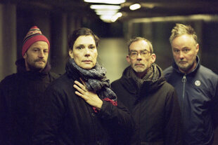 Stereolab stehen in einem U-Bahnhof