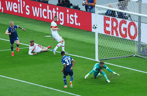 Bielefelds Noah Sarenren Bazee verpasst vor dem Stuttgarter Tor eine Chance