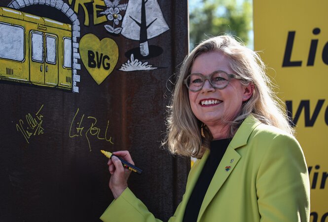 Ute Bonde (CDU), Berliner Senatorin für Mobilität, Verkehr, Klimaschutz und Umwelt, unterschreibt auf einer Spundwand beim Start der Bauarbeiten für die Verlängerung der U-Bahn-Linie U3 im Berliner Südwesten.