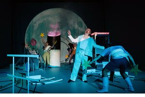 Schreiende und mit Sternen spielende Personen auf einer Theaterbühne
