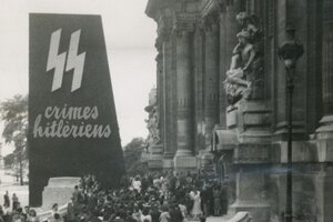 Großes Gedränge in der Nachkriegszeit vor einem Gebäude, in dem NS-Verbrechen ausgestellt werden