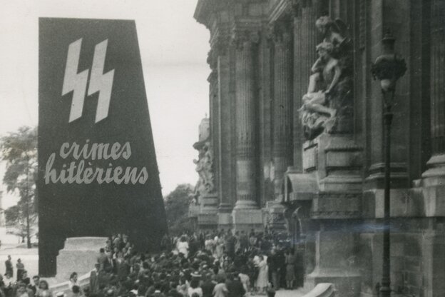 Großes Gedränge in der Nachkriegszeit vor einem Gebäude, in dem NS-Verbrechen ausgestellt werden