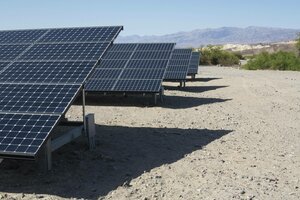 Solarmodule im Death Valley Nationalpark in Kalifornien