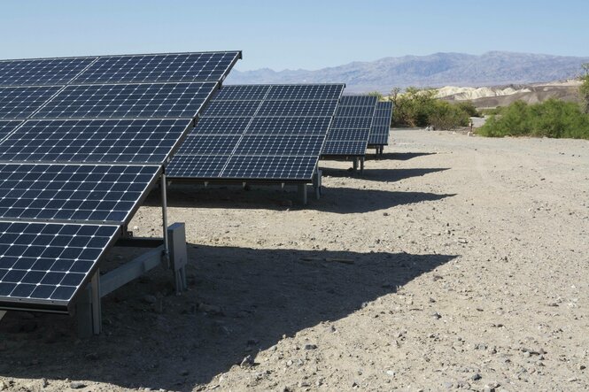 Solarmodule im Death Valley Nationalpark in Kalifornien