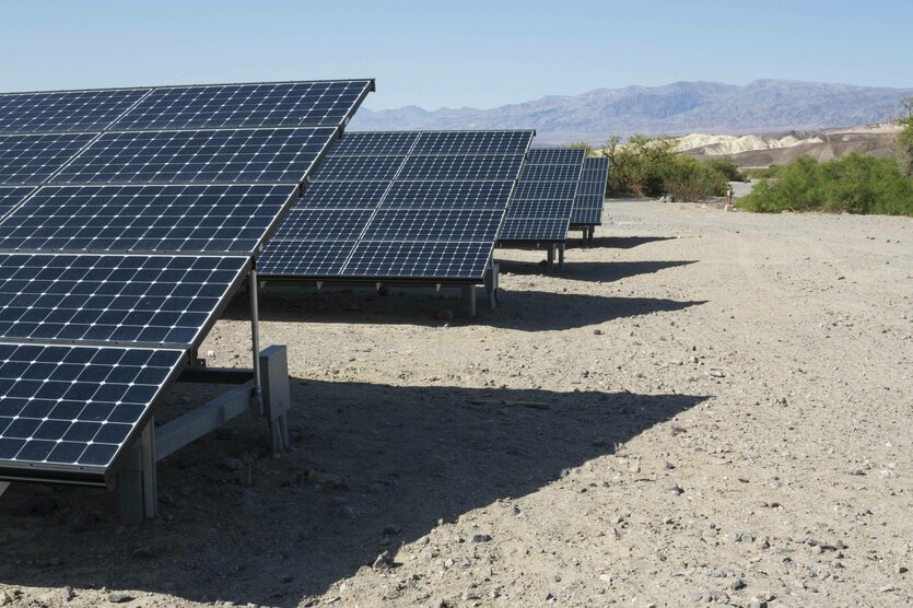 Solarmodule im Death Valley Nationalpark in Kalifornien
