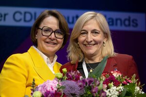 Nina Warken lächelt (re hts) und hält einen Blumenstrauss in der Hand,neben ihr steht ihre Vorgängerin Annette Widmann-Mauz
