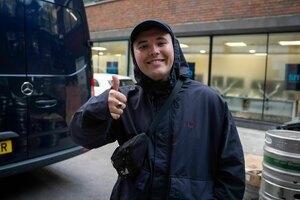 Ein Mann gestikuliert vor dem 100 Club in der Oxford Street im Zentrum Londons