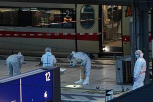 Die Spurensicherung in weissen Schutzanzügen untersucht den Tatort am Hamburger Hauptbahnhof