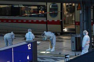 Die Spurensicherung in weissen Schutzanzügen untersucht den Tatort am Hamburger Hauptbahnhof